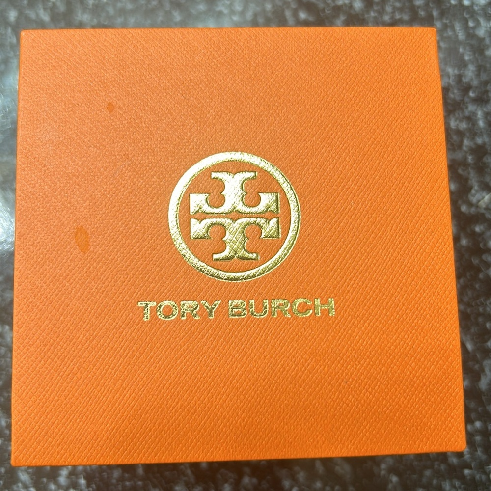 Tory Burch's 2-tone luxury bracelet watch: where punctuality meets pure style - Picture 5 of 5